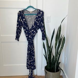 Banana republic stretchy wrap dress in abstract floral